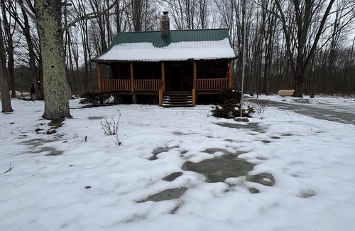 Shore Cabin | 3-bedroom cabin in country setting with AC, WiFi, 15-20 min. to local wineries.