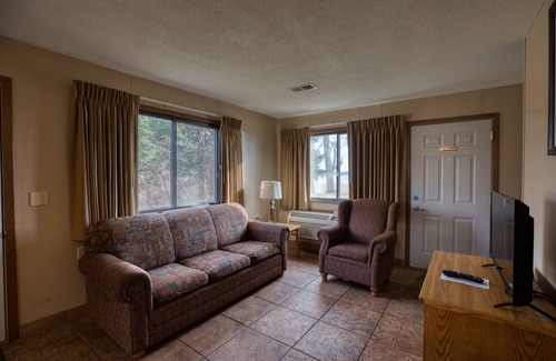 Yankton Cabin | 3 Bedroom Cabin- Lewis and Clark Resort