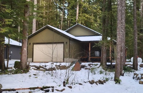 Warnick Cabin | 3 Bedroom Cabin with Hot Tub near Glacier and Mt. Baker