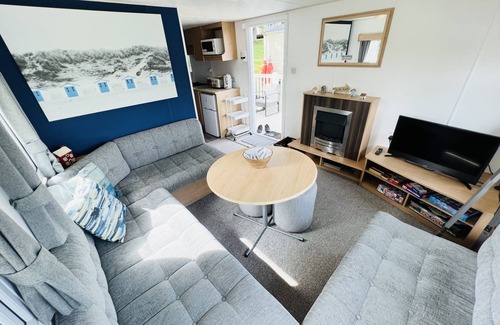 Cowes House | 3 Bedroom Caravan RW75, Thorness Bay, Dog Friendly, Free WiFi