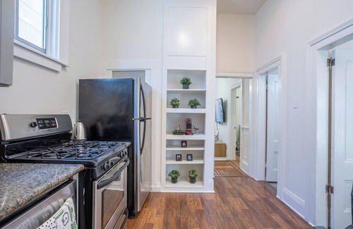 Hayes Valley Apartment | 3 Bedroom Central Hayes Valley Condo by Shops, Restaurants, Bars, and Downtown