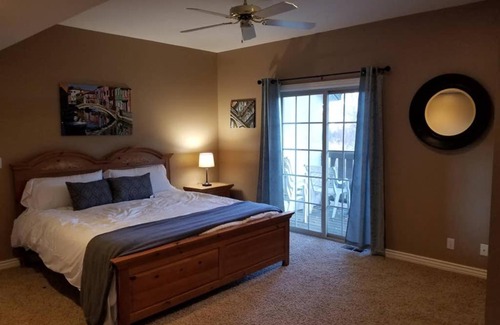 Midway Apartment | 3 Bedroom Chalet on the Creek