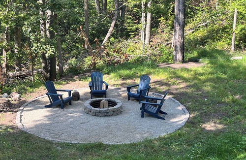 Harbor Springs Cabin | 3-bedroom chalet plus XL loft & hot tub,next to NubsNob, sleeps 10