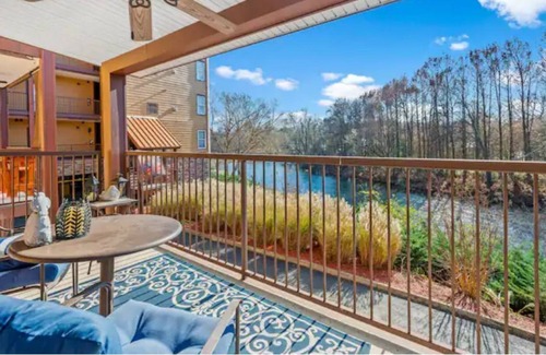 Pigeon Forge Condo | 3 Bedroom Condo on the River less than a mile from Apple Barn
