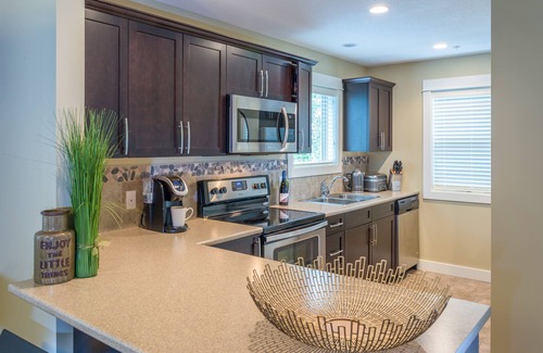 Regional District of Nanaimo Villa | 3 bedroom cottage close to Rathtrevor Beach, Mini Golf and pool on site.