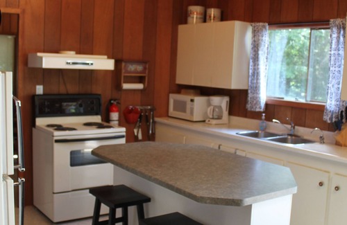 Harcourt Cottage | 3 Bedroom Cottage Lakeside Hideaway Great for one or two families!