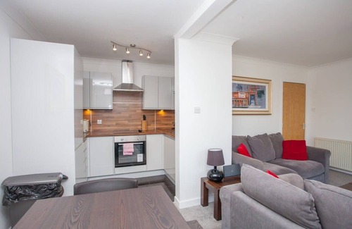Glasgow Apartment | 3 Bedroom Duplex with Free Parking
