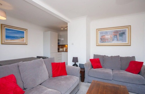 Glasgow Apartment | 3 Bedroom Duplex with Free Parking