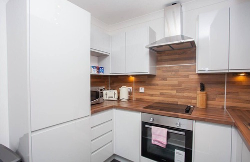 Glasgow Apartment | 3 Bedroom Duplex with Free Parking