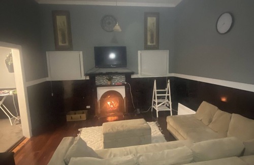 Piccadilly Cottage | 3 bedroom English cottage with open fire place