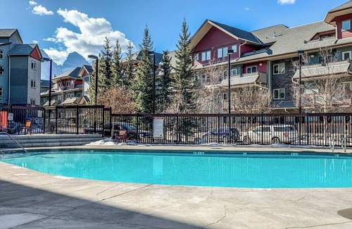 Canmore Condo | 3 Bedroom Family Friendly Condo. Heated pool and hot tubs.
