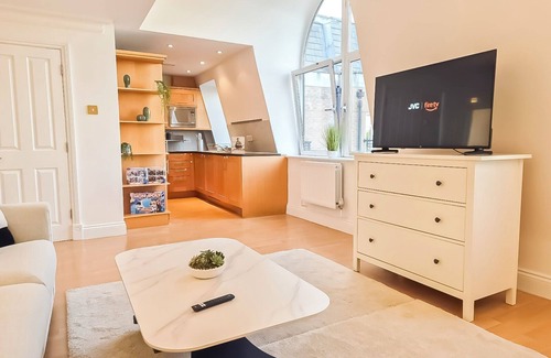 Chaucer Apartment | 3 Bedroom Flat with FREE gated parking in Borough near The Shard Bermondsey