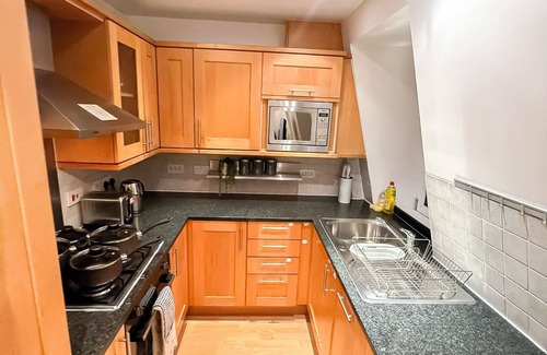 Chaucer Apartment | 3 Bedroom Flat with FREE gated parking in Borough near The Shard Bermondsey
