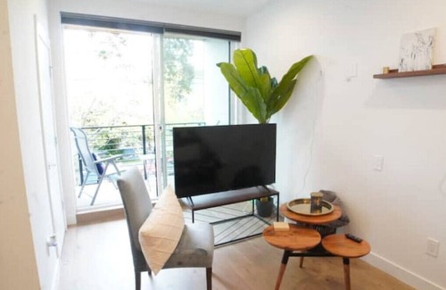 Alki House | 3-bedroom, free parking, close to everything!