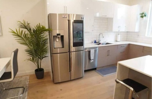 Alki House | 3-bedroom, free parking, close to everything!