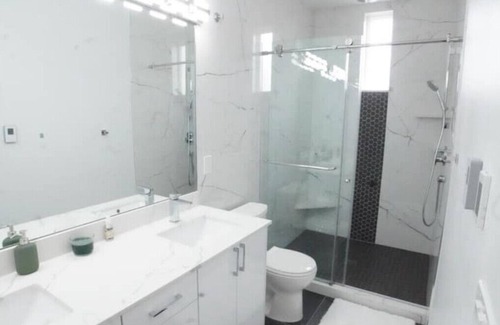 Alki House | 3-bedroom, free parking, close to everything!