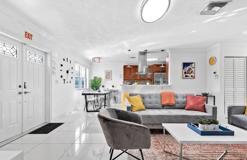 Driftwood House | 3-Bedroom Glamour: Iconic Hollywood Pool Home
