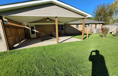 Athens House | 3 Bedroom Home 1 Mile From I-65, restaurants, shopping, fenced backyard