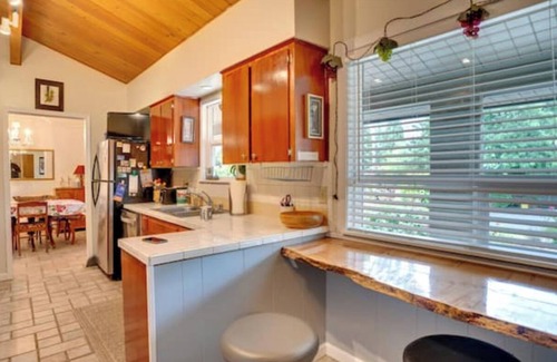 Starcrest House | 3 Bedroom Home in beautiful Vancouver, WA. Driveway park with E-Car Charger.