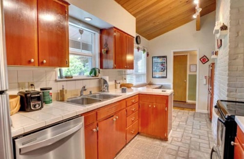 Starcrest House | 3 Bedroom Home in beautiful Vancouver, WA. Driveway park with E-Car Charger.