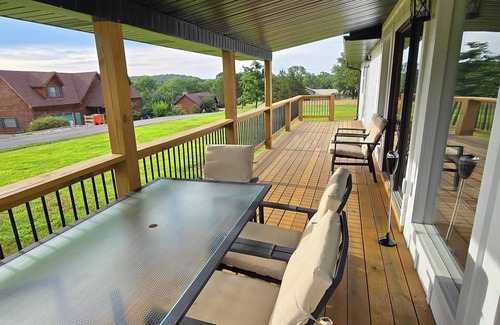 Arrow Point House | 3-bedroom home in Golden Mo. with AC, WiFi. Nice yard.Close to Lake & boat ramp