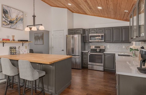 Turnagain House | 3 Bedroom Home sleeps 12