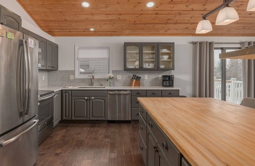 Turnagain House | 3 Bedroom Home sleeps 12