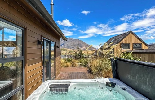 Kawarau Falls House | 3 Bedroom home with spa in Jacks Point