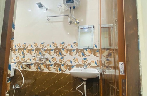 Varanasi Hotel | 3-bedroom hotel in delightful Varanasi with WiFi, AC