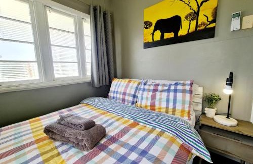 Torquay House | 3 bedroom house 2000 m2 - 5 mins WALK to Torquay Beach, Hervey Bay