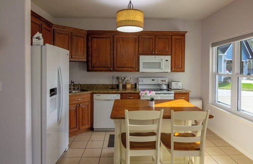 Granbury House | 3 Bedroom House — 5 min Walk to Square!