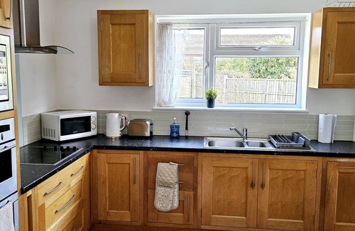 Hainault House | 3-bedroom house by BSE Homes & Properties Ltd in Chigwell sleeps 6 with parking