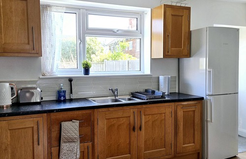 Hainault House | 3-bedroom house by BSE Homes & Properties Ltd in Chigwell sleeps 6 with parking