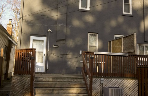 London House | 3 bedroom house, fenced back yard , Near river DT