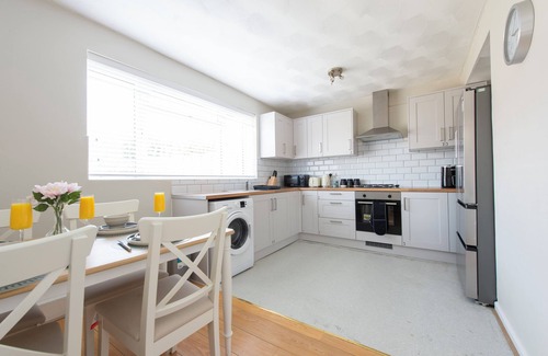 Abbey Wood House | 3 bedroom House, Greenwich, Family and Contractor Friendly! Sleeps 11!