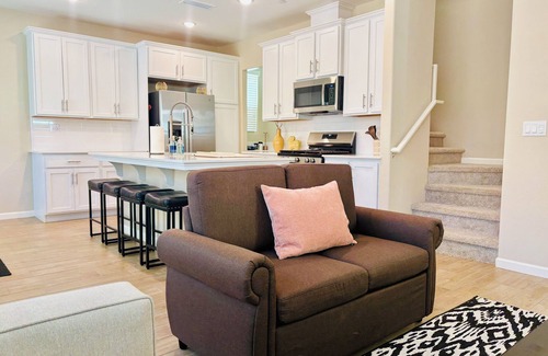 Raisin House | 3-bedroom house in beautiful Madera in private gated community w/pool access