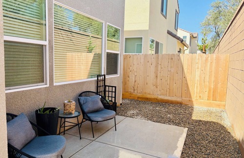 Raisin House | 3-bedroom house in beautiful Madera in private gated community w/pool access