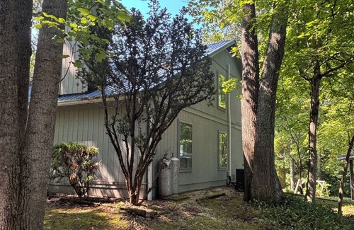 Jamestown House | 3-bedroom house in charming Jamestown with easy access to boat ramp!