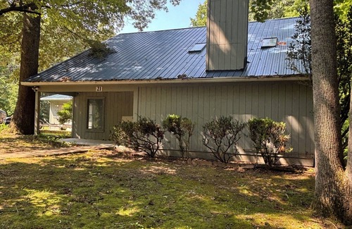 Jamestown House | 3-bedroom house in charming Jamestown with easy access to boat ramp!