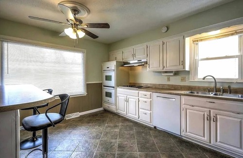 Lenexa House | 3-bedroom house in charming Lenexa Book now