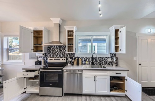 Everett House | 3-bedroom house in delightful Everett with WiFi, fitness room
