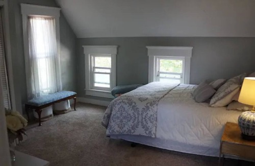 Ames House | 3 bedroom house in heart of Amesn