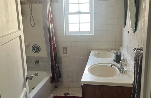 North Long Beach House | 3-bedroom house in North Long Beach with WiFi, full kitchen and big backyard