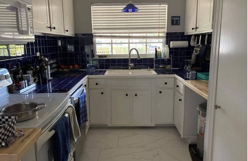 Arlington Park House | 3-bedroom house in terrific Sarasota with AC and a spacious backyard