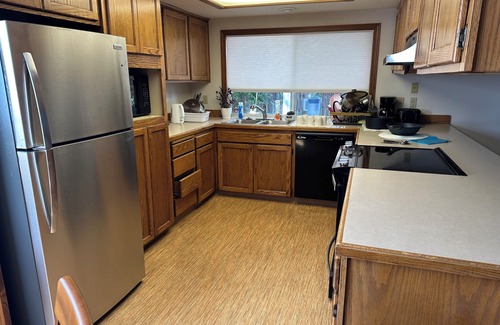 Gresham House | 3-bedroom house in welcoming Gresham with WiFi, AC. Just 20 minutes from airport