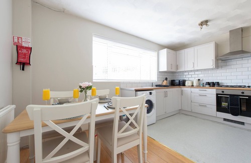 Abbey Wood House | 3 bedroom House, Near O2 Greenwich, Contractor and Family Friendly!