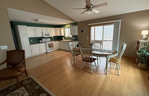 Tustin House | 3-bedroom house nestled among the trees with AC, WiFi. Peaceful & relaxing!