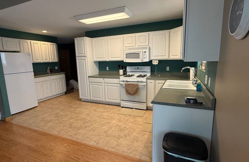 Tustin House | 3-bedroom house nestled among the trees with AC, WiFi. Peaceful & relaxing!