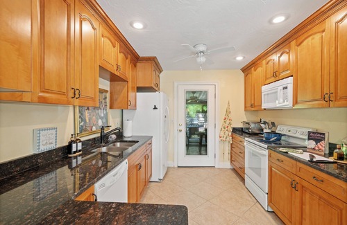 Bay Isle House | 3 Bedroom House North End of Siesta Key - Short Walk To Shell Beach