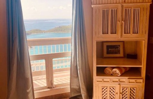 Rendezvous & Ditleff Villa | 3 Bedroom House w/Car Overlooking Rendezvous Bay with AC in bedrooms.